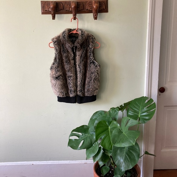 Faux Fur Vest - Picture 3 of 5
